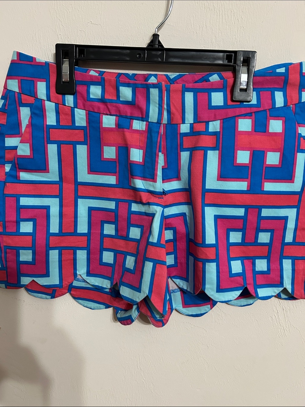 Crown & Ivy Scallop-Hem High-Waist Size 4 Shorts in Pink & Blue Geometric Print
